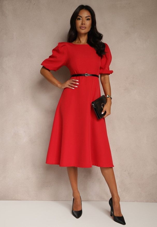 Renee - Czerwona Rozkloszowana Sukienka Ozdobiona Bufiastymi Rękawami Melianis. Okazja: na co dzień. Typ kołnierza: dekolt kwadratowy. Kolor: czerwony. Materiał: skóra. Wzór: aplikacja. Styl: casual, klasyczny