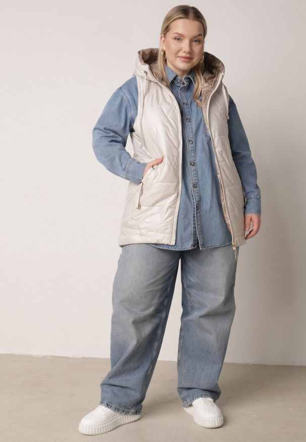 Born2be - Jasnoszara Kamizelka z Nieodpinanym Kapturem i Geometrycznym Pikowaniem Kalousa. Okazja: na co dzień. Kolor: szary. Materiał: jeans, dresówka. Długość rękawa: długi rękaw. Wzór: geometria. Styl: casual, klasyczny