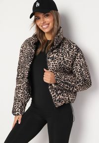Born2be - Brązowa Krótka Pikowana Kurtka w Panterkę Wykończona Ściągaczami Ivinia. Okazja: na spacer. Kolor: brązowy. Materiał: jeans. Długość rękawa: długi rękaw. Długość: krótkie. Wzór: motyw zwierzęcy. Styl: elegancki #6