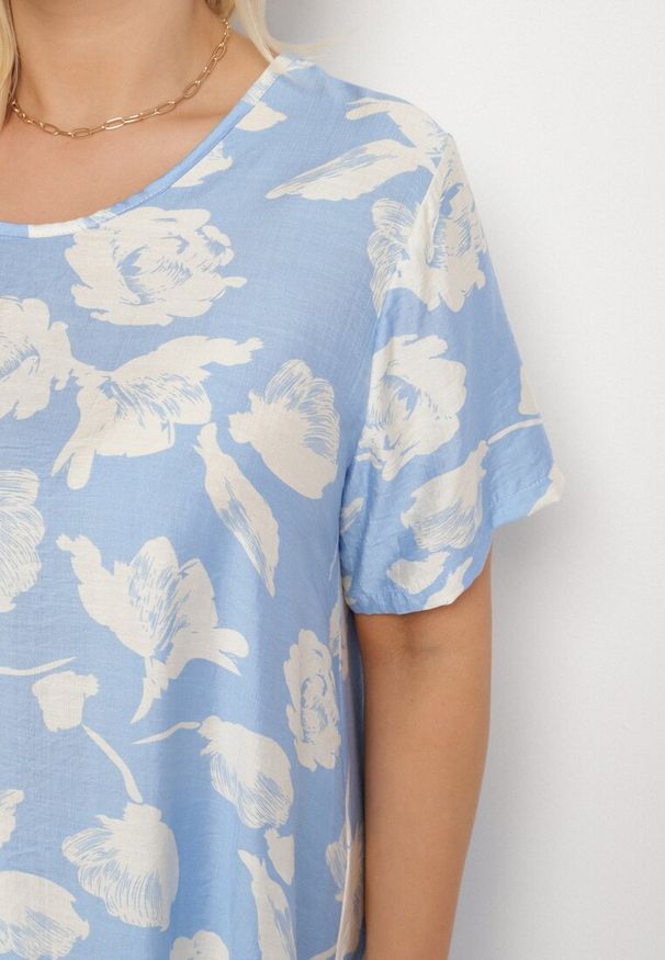 Born2be - Jasnoniebieska Pudełkowa Wiskozowa Sukienka ze Wzorem Kwiatów Aranessa. Okazja: na co dzień. Kolor: niebieski. Materiał: wiskoza. Wzór: kwiaty. Typ sukienki: proste. Styl: klasyczny, casual, elegancki, boho