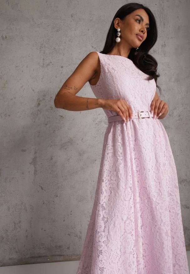 Renee - Różowa Koktajlowa Sukienka z Koronki z Bawełną i Wiskozą Ozdobiona Paskiem Chaleite. Okazja: na randkę, na wesele, na ślub cywilny. Kolor: różowy. Materiał: wiskoza, bawełna, koronka. Wzór: aplikacja, koronka. Styl: wizytowy