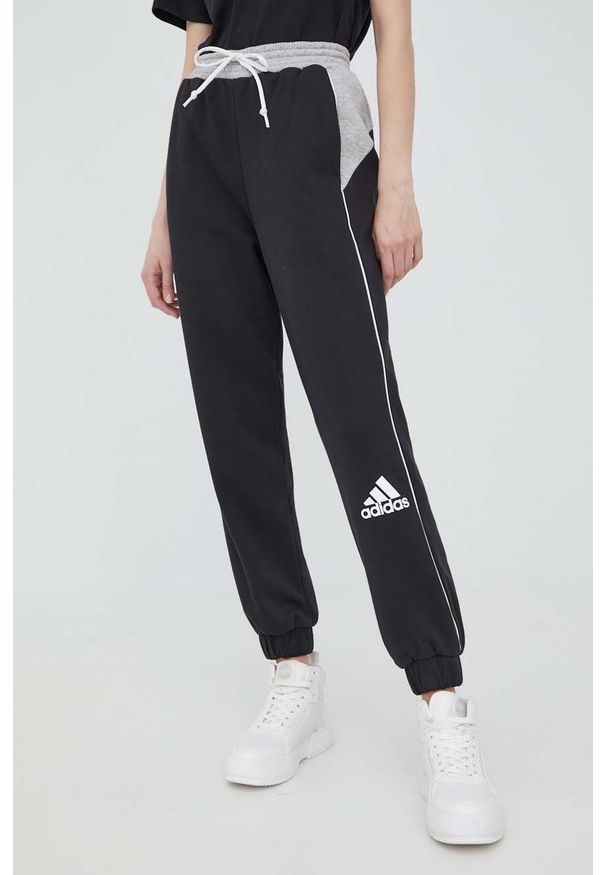 Adidas - adidas spodnie dresowe HG8103 damskie kolor czarny z nadrukiem. Stan: podwyższony. Kolor: czarny. Materiał: dresówka. Wzór: nadruk