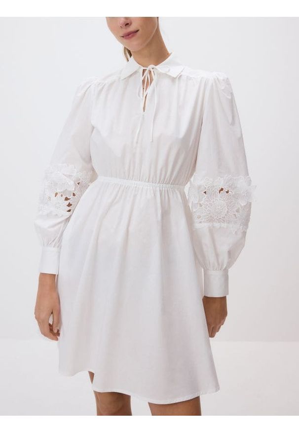 Reserved - Sukienka z kwiatową aplikacją - biały. Kolor: biały. Materiał: bawełna. Wzór: kwiaty, aplikacja