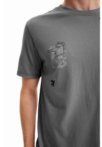Desigual t-shirt bawełniany kolor czarny z nadrukiem. Okazja: na co dzień. Kolor: szary. Materiał: bawełna. Długość rękawa: krótki rękaw. Długość: krótkie. Wzór: nadruk. Styl: casual, klasyczny #3