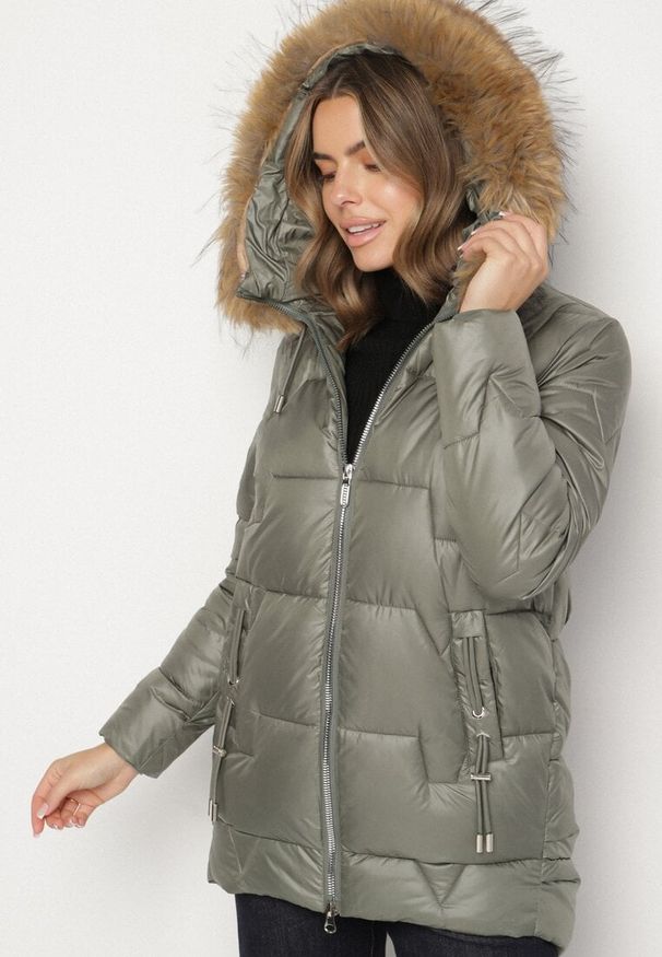 Born2be - Zielona Pikowana Kurtka z Kapturem z Odpinanym Futerkiem Galiara. Okazja: na co dzień, na spacer. Typ kołnierza: kaptur. Kolor: zielony. Materiał: futro. Styl: casual, elegancki