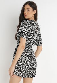 Born2be - Czarny Kombinezon Kala. Kolor: czarny. Materiał: wiskoza. Długość: krótkie. Wzór: kwiaty. Sezon: lato #2