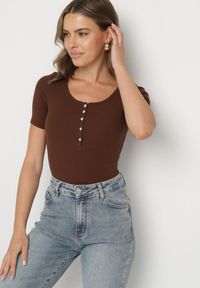 Born2be - Brązowy Prążkowany T-shirt z Bawełny Ozdobiony Guzikami Tasavia. Okazja: na co dzień. Kolor: brązowy. Materiał: prążkowany, bawełna. Wzór: aplikacja. Styl: casual, klasyczny #2