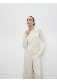 Reserved - Cienki kardigan z aplikacją - kremowy. Kolor: kremowy. Materiał: wiskoza, dzianina. Wzór: aplikacja #1