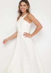 Born2be - Żółta Rozkloszowana Sukienka z Wiskozą i Dekoltem Typu Halter Dolienna. Typ kołnierza: dekolt halter. Kolor: żółty. Materiał: wiskoza. Typ sukienki: rozkloszowane. Styl: elegancki #5