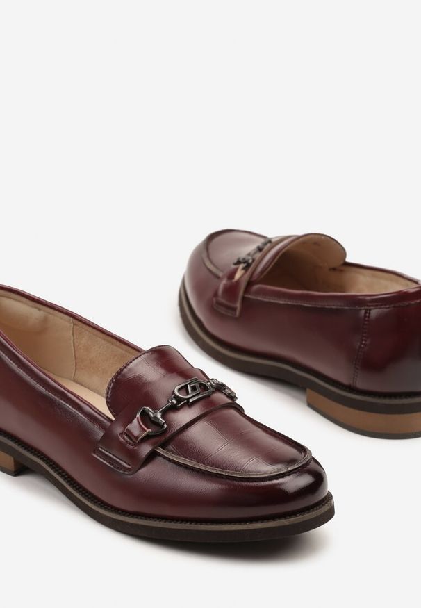Renee - Bordowe Mokasyny Skórzane z Ozdobą Meralia. Okazja: na co dzień. Kolor: czerwony. Materiał: skóra. Wzór: aplikacja. Styl: elegancki, casual