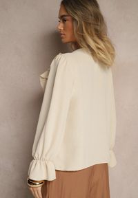 Renee - Jasnobeżowa Koszula z Falbankami Ravedia. Okazja: na co dzień, na imprezę. Typ kołnierza: kołnierz z falbankami. Kolor: beżowy. Styl: elegancki, casual #3