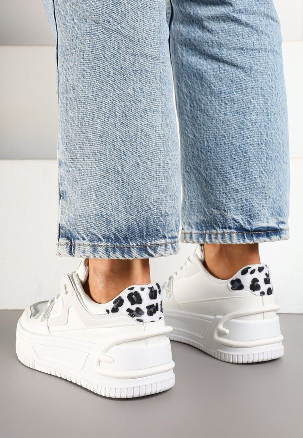 Born2be - Białe Sneakersy na Grubej Podeszwie z Perforacją i Geometrycznym Tłoczeniem Deolisa. Okazja: na co dzień. Kolor: biały. Materiał: jeans. Wzór: geometria. Sezon: jesień, wiosna