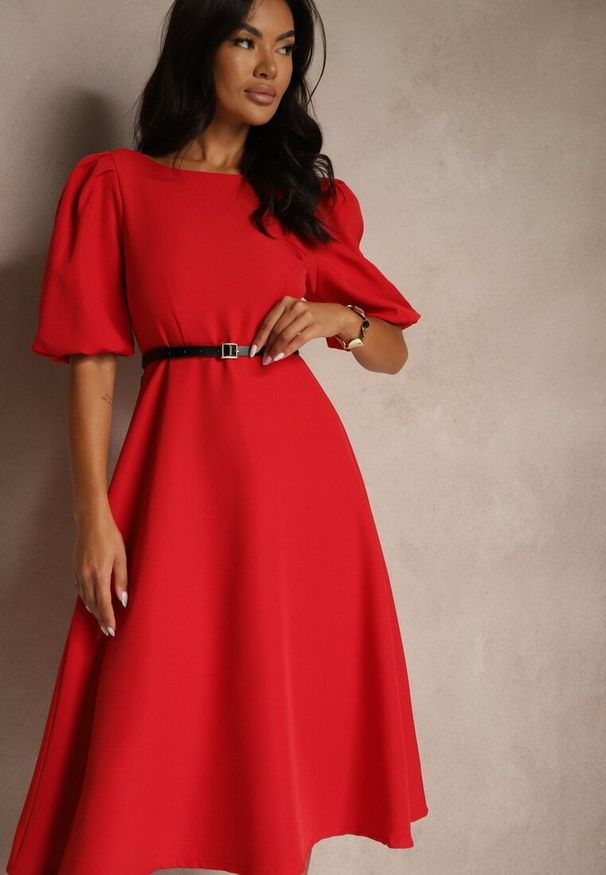 Renee - Czerwona Rozkloszowana Sukienka Ozdobiona Bufiastymi Rękawami Melianis. Okazja: na co dzień. Typ kołnierza: dekolt kwadratowy. Kolor: czerwony. Materiał: skóra. Wzór: aplikacja. Styl: casual, klasyczny