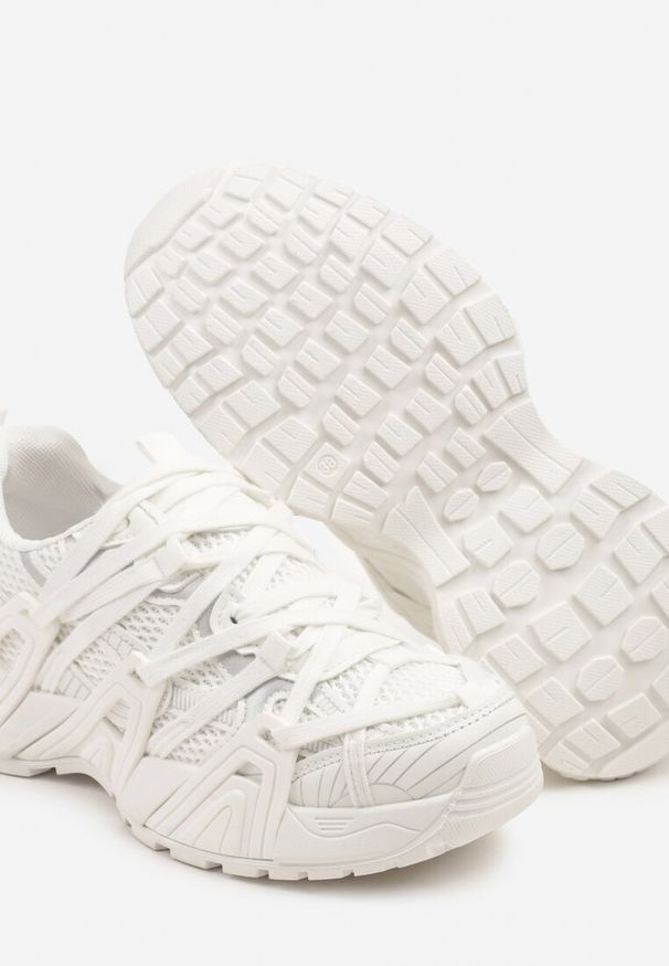 Renee - Białe Sneakersy Ozdobione Geometrycznym Motywem Pollines. Okazja: na co dzień. Zapięcie: sznurówki. Kolor: biały. Materiał: jeans. Wzór: aplikacja, geometria