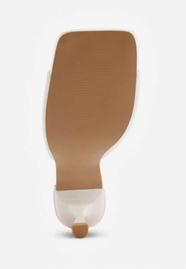 Born2be - Białe Klapki na Szpilce z Otwartym Kwadratowym Noskiem Avalessa. Okazja: na co dzień, na ślub cywilny, na wesele. Nosek buta: otwarty. Kolor: biały. Materiał: jeans. Obcas: na szpilce. Styl: casual, elegancki, wizytowy