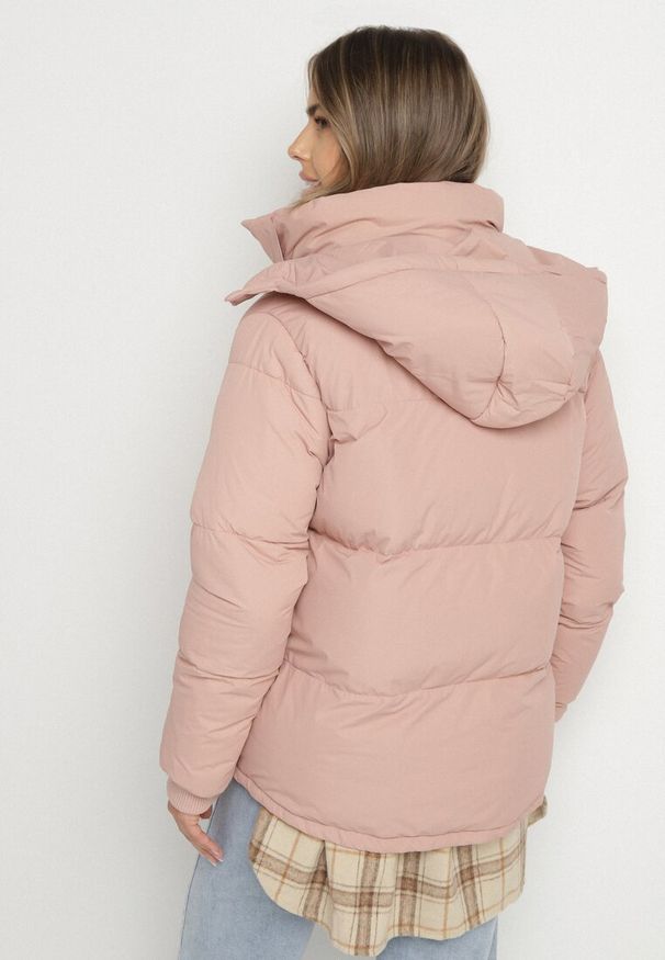 Born2be - Różowa Pudełkowa Kurtka Pikowana z Kapturem Anena. Typ kołnierza: kaptur. Kolor: różowy. Styl: elegancki
