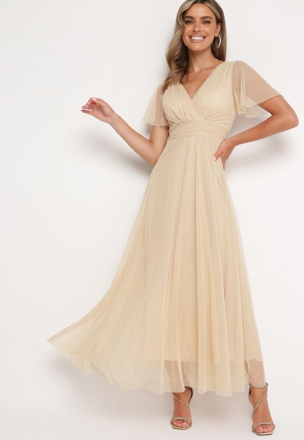 Born2be - Beżowa Kopertowa Rozkloszowana Sukienka z Wiązaniem w Talii Kolea. Okazja: na ślub cywilny, na imprezę, na wesele, na studniówkę. Typ kołnierza: dekolt w kształcie V. Kolor: beżowy. Długość rękawa: krótki rękaw. Typ sukienki: kopertowe. Styl: klasyczny, elegancki