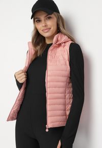 Born2be - Różowa Pikowana Kamizelka na Suwak z Kieszeniami i Odpinanym Kapturem Arsalna. Okazja: na co dzień. Typ kołnierza: golf. Kolor: różowy. Materiał: jeans. Styl: klasyczny, elegancki, casual #5