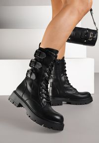 Renee - Czarne Botki Typu Workery Zdobione Sprzączkami Therrie. Okazja: na randkę, na co dzień. Zapięcie: sprzączka. Kolor: czarny. Materiał: jeans, skóra. Wzór: aplikacja. Styl: casual