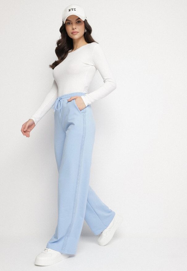 Born2be - Jasnoniebieskie Szerokie Spodnie Dresowe z Bawełny z Wysokim Stanem i Lampasami Pillione. Okazja: na co dzień. Stan: podwyższony. Kolor: niebieski. Materiał: bawełna, dresówka. Styl: casual