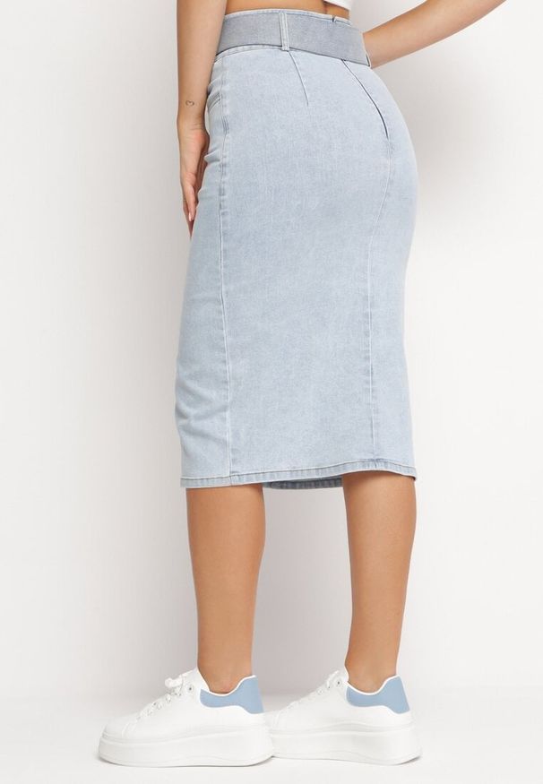 Born2be - Jasnoniebieska Ołówkowa Spódnica Midi Jeansowa z Guzikami Rilma. Kolor: niebieski. Materiał: jeans