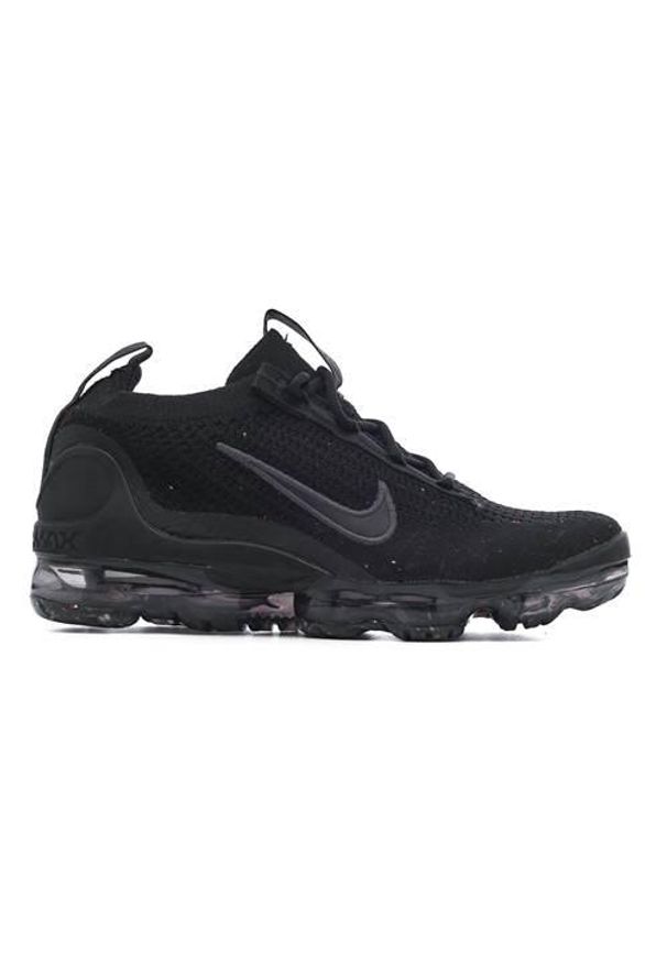 Buty do chodzenia damskie Nike Air Vapormax 2021 FK GS. Zapięcie: sznurówki. Kolor: czarny. Materiał: guma, tkanina. Szerokość cholewki: normalna. Sport: turystyka piesza