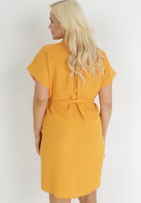 Born2be - Żółta Koszulowa Sukienka z Krótkim Rękawem i Wiązaniem w Pasie Mistie. Kolekcja: plus size. Kolor: żółty. Materiał: materiał. Długość rękawa: krótki rękaw. Wzór: gładki. Sezon: wiosna, lato. Typ sukienki: koszulowe. Długość: midi #4
