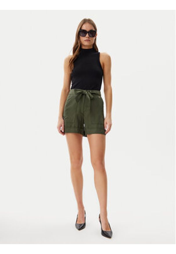 Guess Szorty materiałowe W5GD1R WG4C2 Zielony Regular Fit. Kolor: zielony. Materiał: lyocell