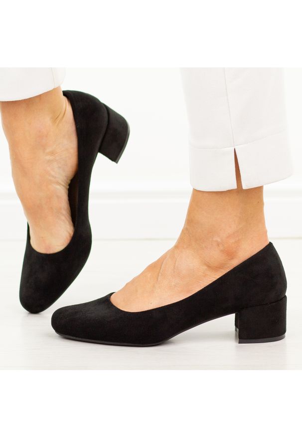 Czarne czółenka damskie na obcasie Sergio Leone Pb291 Mic. Okazja: na spotkanie biznesowe, na wesele, na ślub cywilny. Kolor: czarny. Materiał: zamsz. Szerokość cholewki: normalna. Sezon: jesień, wiosna. Obcas: na obcasie. Styl: elegancki, biznesowy. Wysokość obcasa: średni, niski