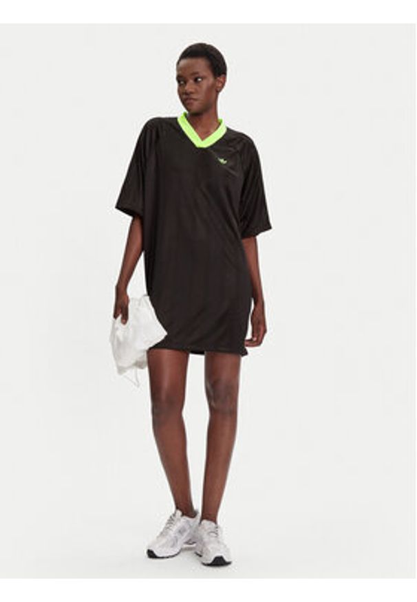 Adidas - adidas Sukienka codzienna adicolor Football Jacquard KB8152 Czarny Oversize. Okazja: na co dzień. Kolor: czarny. Materiał: syntetyk. Typ sukienki: oversize, proste. Styl: casual