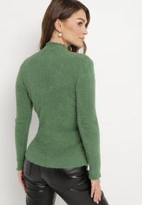 Born2be - Zielony Puchaty Wełniany Sweter z Półgolfem i Biżuteryjnymi Guzikami Xeminta. Kolor: zielony. Materiał: wełna #5
