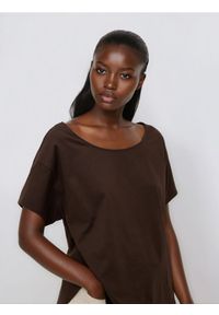 Reserved - Bawełniany t-shirt - ciemnobrązowy. Kolor: brązowy. Materiał: bawełna #1