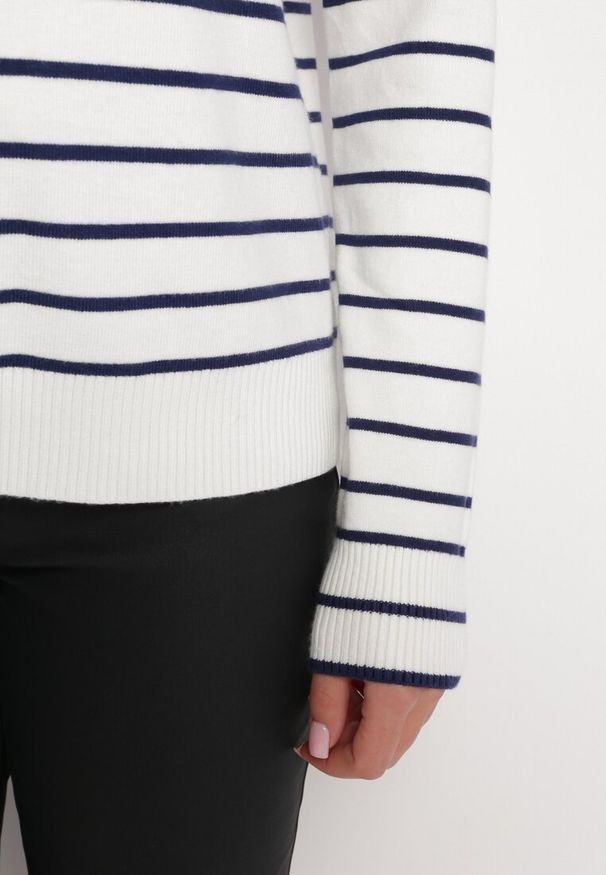 Born2be - Biały Sweter Golf w Paski z Haftem Enika. Typ kołnierza: golf. Kolor: biały. Długość rękawa: długi rękaw. Długość: długie. Wzór: paski, haft