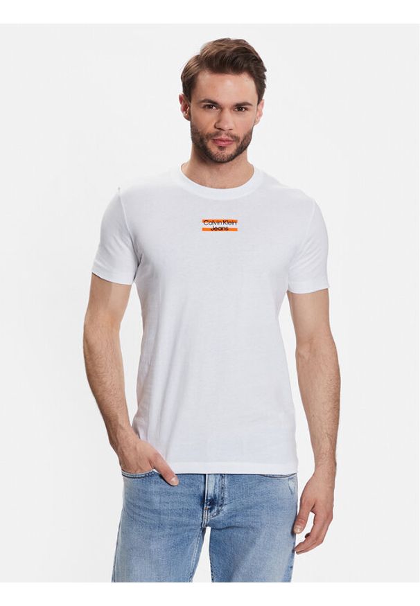Calvin Klein Jeans T-Shirt J30J322872 Biały Regular Fit. Kolor: biały. Materiał: bawełna