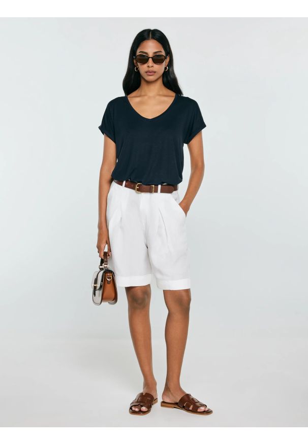 Big-Star - Koszulka damska o luźnym kroju granatowa Valeria 403. Okazja: na co dzień. Typ kołnierza: dekolt w serek. Kolor: niebieski. Materiał: dzianina, skóra, jeans, wiskoza. Styl: casual, klasyczny, elegancki