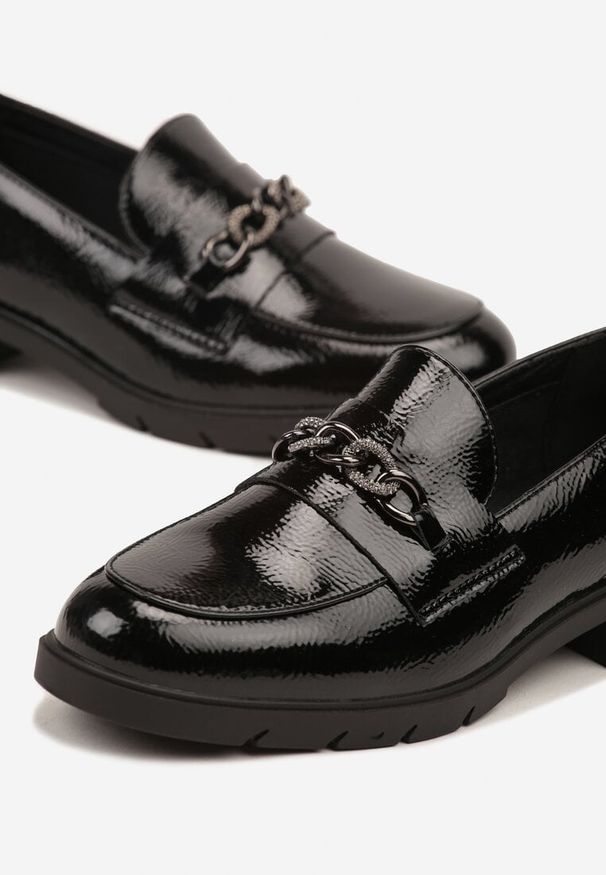 Born2be - Czarne Lakierowane Mokasyny z Łańcuszkiem Arnarie. Okazja: na co dzień. Kolor: czarny. Materiał: lakier. Styl: casual, klasyczny