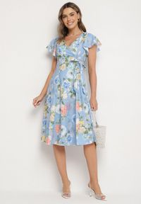 Born2be - Jasnoniebieska Kwiatowa Sukienka z Kopertowym Dekoltem Atorina. Okazja: na co dzień, do pracy, na spotkanie biznesowe. Typ kołnierza: dekolt kopertowy. Kolor: niebieski. Wzór: kwiaty. Typ sukienki: kopertowe. Styl: biznesowy, casual #6