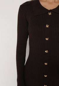 Born2be - Brązowa Wiskozowa Sukienka Sweterkowa z Guzikami Zozaria. Okazja: na co dzień. Kolor: brązowy. Materiał: wiskoza. Typ sukienki: proste. Styl: casual, elegancki, klasyczny #4