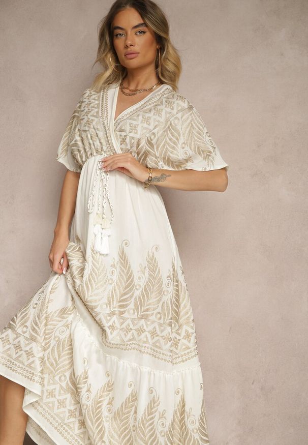 Renee - Jasnobeżowa Wiskozowa Sukienka Kopertowym Dekoltem i Frędzlami Redevie. Okazja: na co dzień. Kolor: beżowy. Materiał: wiskoza. Sezon: lato. Typ sukienki: kopertowe. Styl: casual, elegancki, klasyczny