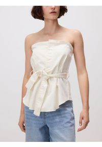 Reserved - Top z paskiem - kremowy. Kolor: kremowy. Materiał: bawełna, tkanina #1