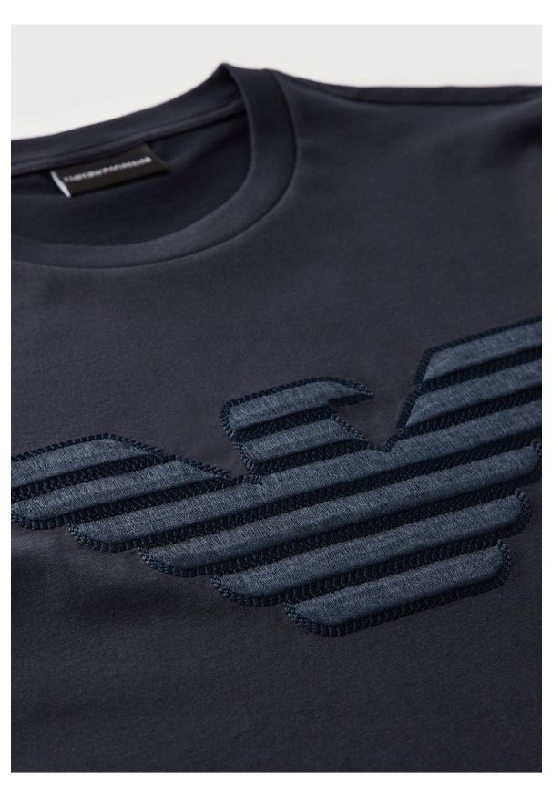 Emporio Armani - EMPORIO ARMANI Męski t-shirt granatowy wyszywane logo, Rozmiar S. Kolor: niebieski. Materiał: prążkowany, bawełna. Długość rękawa: krótki rękaw. Długość: krótkie