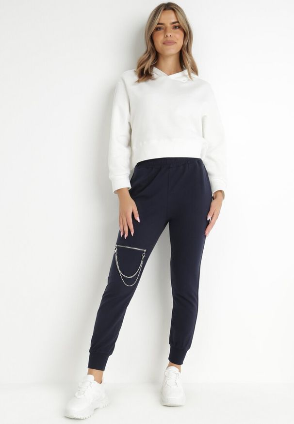 Born2be - Granatowe Spodnie Crowen. Okazja: na co dzień. Kolor: niebieski. Materiał: bawełna, materiał. Wzór: aplikacja. Styl: casual, klasyczny
