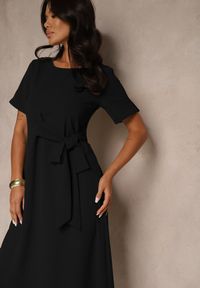 Renee - Czarna Rozkloszowana Sukienka Vices Zdobiona Wiązaniem Folarenne. Okazja: na co dzień. Kolor: czarny. Materiał: jedwab. Wzór: aplikacja. Styl: klasyczny, elegancki, casual #5