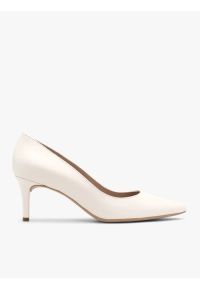 Ryłko - Kremowe ślubne czółenka ze skóry licowej. Okazja: na ślub cywilny, na wesele. Kolor: beżowy. Materiał: skóra. Obcas: na obcasie. Styl: street, klasyczny. Wysokość obcasa: średni #1