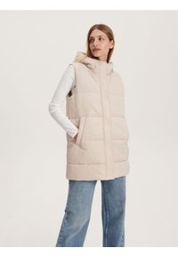 Reserved - Pikowana kamizelka - kremowy. Kolor: kremowy. Materiał: tkanina. Wzór: gładki #1