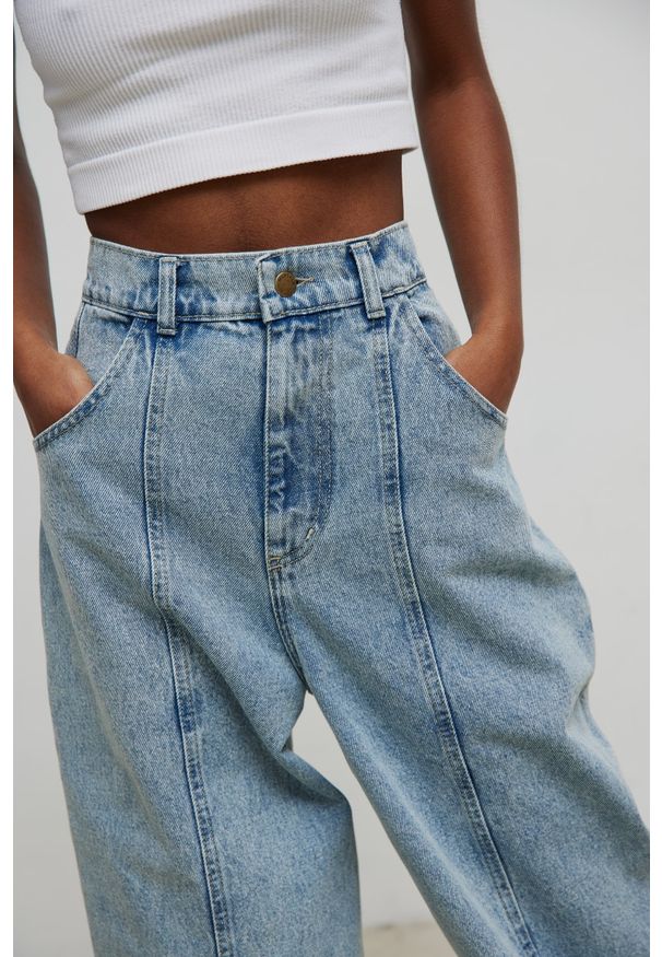 Marsala - Spdnie jeansowe z przeszyciem na nogawce w kolorze LIGHT DENIM - BALLON-XL. Okazja: na co dzień. Stan: podwyższony. Materiał: jeans, denim. Styl: street, casual, elegancki