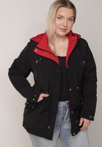 Born2be - Czarno-Czerwona Przejściowa Kurtka Dwustronna Parka z Pikowaniem i Kapturem Tidare. Okazja: na co dzień, na spacer. Kolekcja: plus size. Kolor: czarny. Materiał: jeans, poliester. Styl: sportowy, casual #2