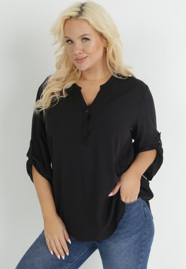 Born2be - Czarna Bluzka z Wiskozy Artanassa. Typ kołnierza: kołnierzyk stójkowy. Kolor: czarny. Materiał: wiskoza. Wzór: gładki. Sezon: wiosna, lato