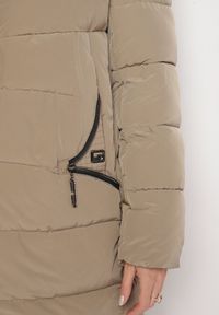 Born2be - Beżowa Pikowana Kurtka z Kapturem i Wysokim Kołnierzem Avalentura. Okazja: na co dzień, na spacer. Typ kołnierza: kaptur. Kolor: beżowy. Materiał: jeans. Sezon: zima. Styl: klasyczny, casual #4