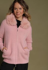Born2be - Różowy Kardigan z Wełną z Futrzanym Kołnierzem Zapinany na Suwak Sistte. Okazja: na co dzień. Kolor: różowy. Materiał: wełna, futro. Długość rękawa: długi rękaw. Długość: długie. Styl: casual